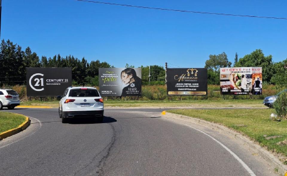 Cartel en Villanueva - Av. Dean Funes frente al Shopping Vila Terra